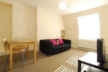 2 bed flat, 9 Seaton Avenue, Mutley, Plymouth, PL46QJ - Image 1